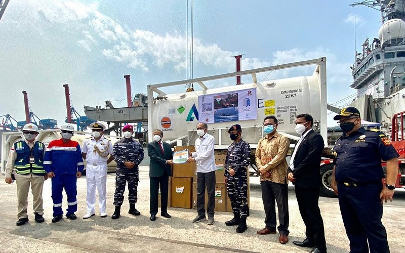 ndonesia menerima bantuan Pemerintah India untuk penanganan pandemi COVID-19, yakni berupa 300 unit konsentrator oksigen dan 100 metrik ton (MT) oksigen cair medis di pelabuhan Tanjung Priok pada pada Sabtu (24/7/2021)/ANTARA/HO-Kemenlu RI