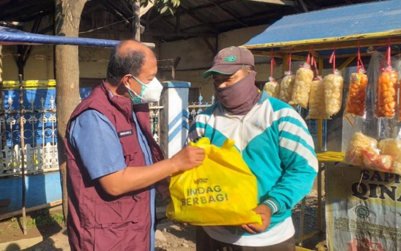  Indag Jabar Bagikan Sembako ke Warga Terdampak PPKM di Cianjur