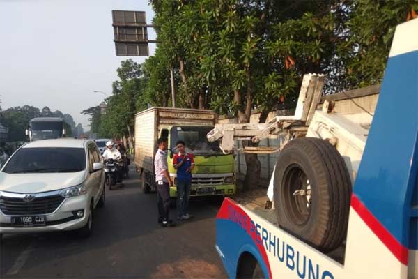 Mobil derek Dishub Kota Tangerang saat sedang melakukan derek terhadap sebuah kendaraan di jalan umum. /ANTARA 