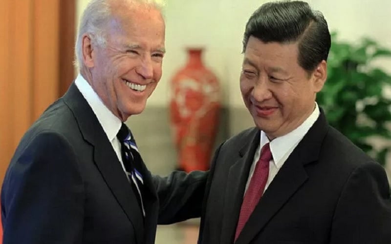 Joe Biden (kiri) saat masih menjabat Wapres AS bertemu Presiden China Xi Jinping dalam satu kesempatan di Balai Agung Rakyat China di Beijing pada tahun 2011./Antararnrn