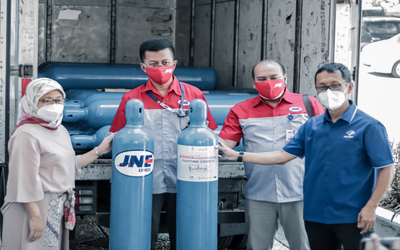  JNE Kirim Bantuan 50 Tabung Oksigen ke RSUP Dr Kariadi Semarang