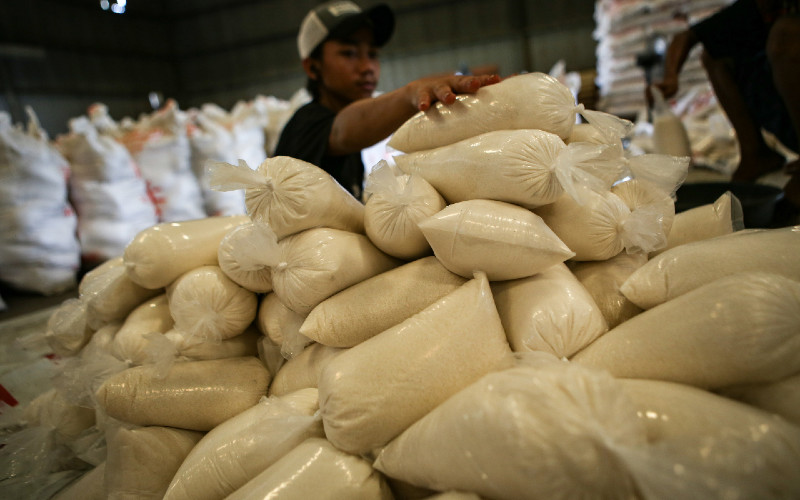 Pekerja menyiapkan gula pasir untuk disalurkan ke operasi pasar dan penyaluran Bantuan Pangan Non Tunai (BPNT) di Gudang Perum Bulog Sub-Divisi Regional Tangerang, Kota Tangerang, Banten, Jumat (3/4/2020). ANTARA
