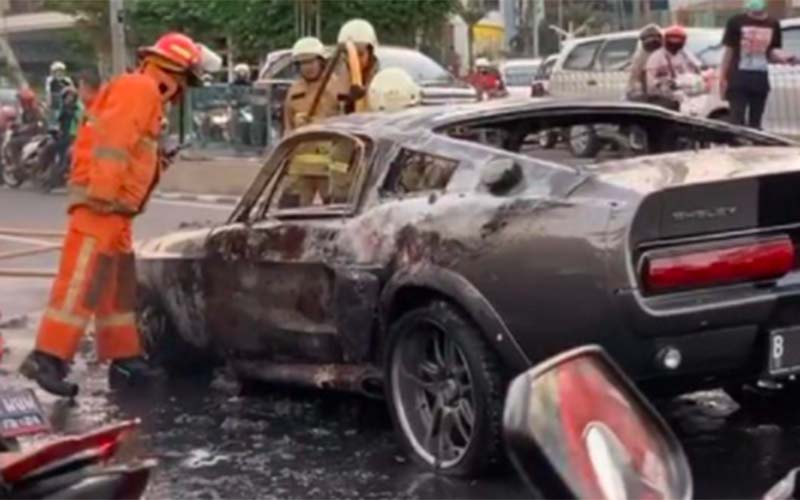  Mobil Ford Mustang GT500 1967 Terbakar di Dekat Pondok Indah Mall