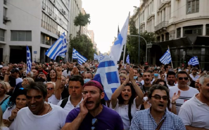 Para pengunjuk rasa meneriakkan berbagai slogan saat berdemonstrasi untuk menentang vaksinasi penyakit virus corona (COVID-19) di Athena, Yunani, Sabtu (24/7/2021)./Antara-Reuters 