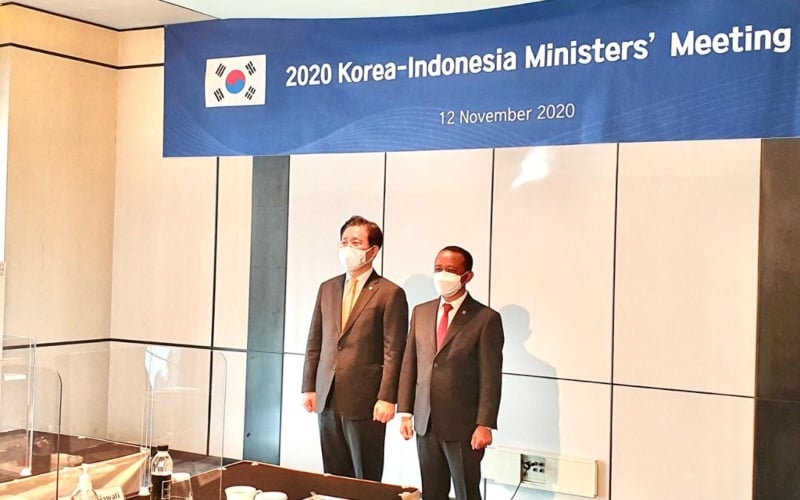 Menteri Investasi Bahlil Lahadalia (kanan) bertemu dengan Menteri Perindustrian Korea Selatan (Korsel) Sung Yun-mo di Seoul, Korsel, Kamis (12/11/2020)./Istimewa