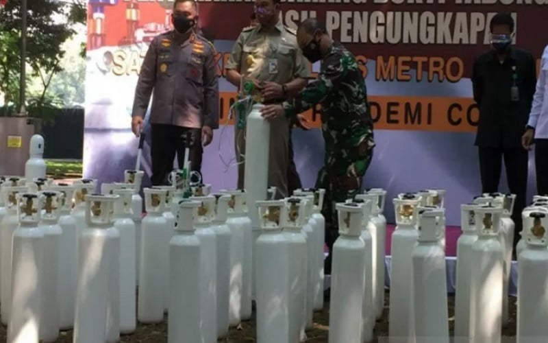  Krisis Oksigen, Kapolda Metro Jaya Serahkan 138 Tabung Hasil Sitaan ke Pemprov DKI