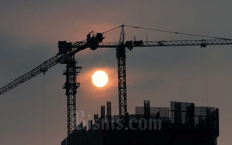 Aktifitas pembangunan gedung apartemen di Jakarta, Sabtu (6/6/2020). Bisnis/Dedi Gunawan