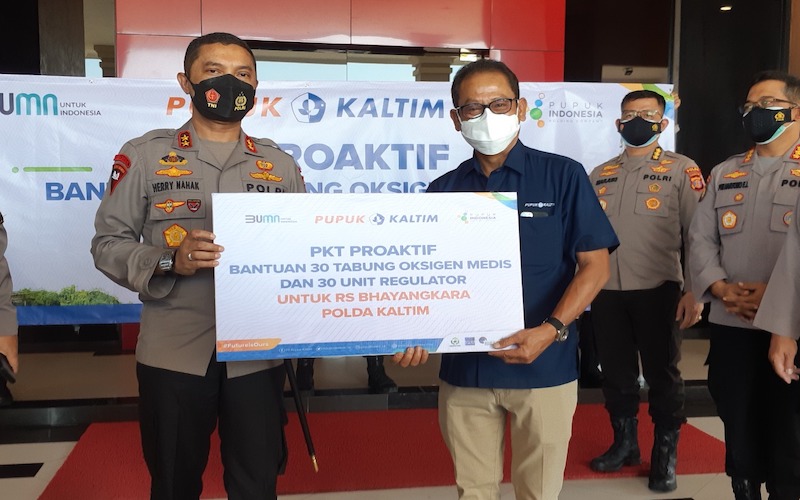 Direktur Keuangan dan Umum PKT Qomaruzzaman (tiga kanan) menyerahkan bantuan 30 tabung secara simbolis kepada Kapolda Kaltim Irjen Herry Rudolf Nahak di Mapolda Kaltim, pada Senin (26/7). PT Pupuk Kalimantan Timur (PKT) menyalurkan bantuan 30 tabung oksigen medis beserta regulator untuk RS Bhayangkara Balikpapan, dalam rangka mendukung penanganan pasien Covid-19./JIBI-M. Mutawallie Sya'rawie
