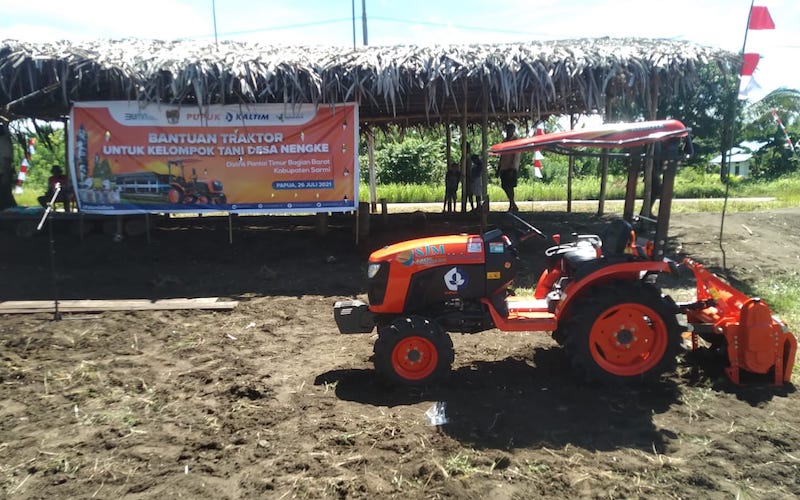  Pupuk Kaltim Salurkan Bantuan Traktor Bagi Petani di Sarmi Papua