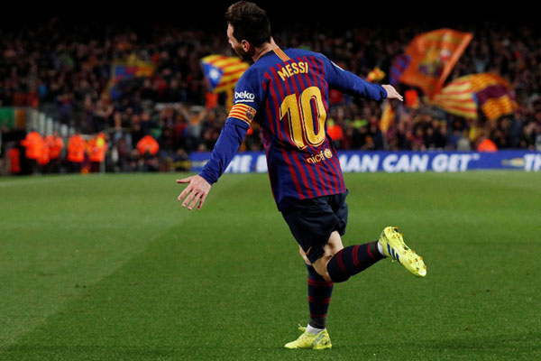  Ronaldinho Berharap Barcelona Pensiunkan Nomor 10 untuk Messi