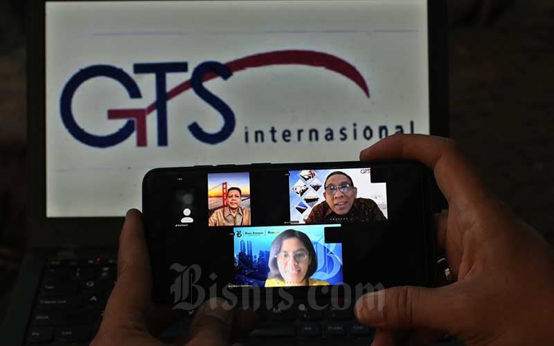 Tampilan layar menampilkan Komisaris Utama PT GTS Internasional Budi Haryono (layar kiri atas), Direktur Utama PT GTS Internasional Kemal Imam Santoso (layar kanan atas) dan Pemimpin Redaksi Bisnis Indonesia Maria Y. Benyamin (layar bawah) saat diskusi virtual di Jakarta, Selasa (27/7/2021). PT GTS Internasional akan terus melakukan transformasi dalam bisnisnya untuk pemenuhan kebutuhan domestik dan peluang bisnis LNG. /Bisnis-Eusebio Chrysnamurti