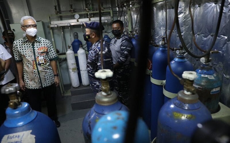 Gubernur Jateng Ganjar Pranowo mengecek bantuan oksigen dari KRI dr Soeharso di Pelabuhan Tanjung Emas Semarang./Istimewa.