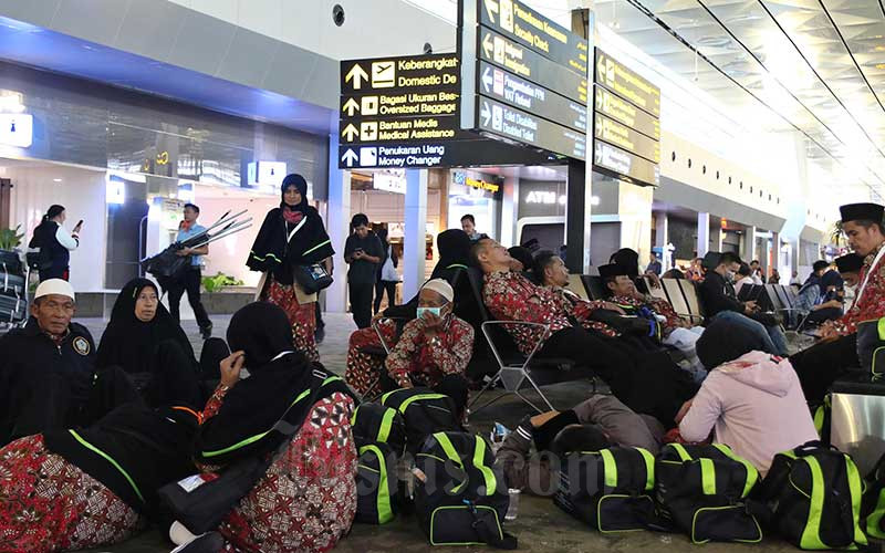 Calon Jamaah Umroh menunggu kepastian untuk berangkat ke Tanah Suci Mekah di Terminal 3 Bandara Soekarno Hatta, Tangerang, Banten, Kamis (27/2/2020)./Bisnis-Eusebio Chrysnamurti