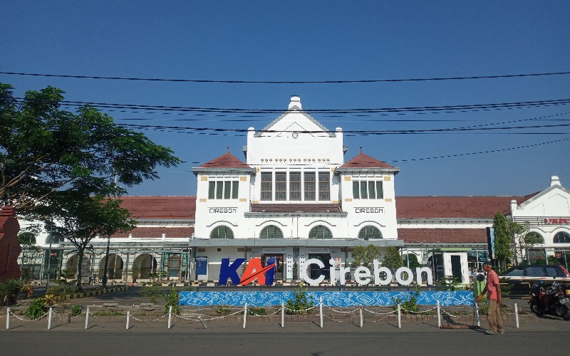  Jelajah Kereta Api: Stasiun Cirebon, Tempat Henti Kereta Api Bergaya Art Deco Balutan Lokal 