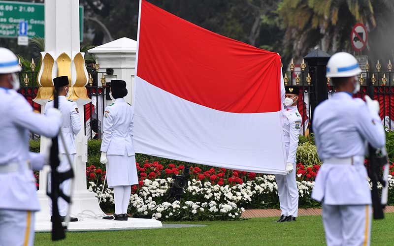 Pasukan Pengibar Bendera Pusaka (Paskibraka) bersiap mengibarkan Bendera Merah Putih saat Upacara Peringatan Detik-Detik Proklamasi 1945 yang dipimpin oleh Presiden Joko Widodo di Istana Merdeka, Jakarta, Senin (17/8/2020). ANTARA FOTO/Agus Suparto