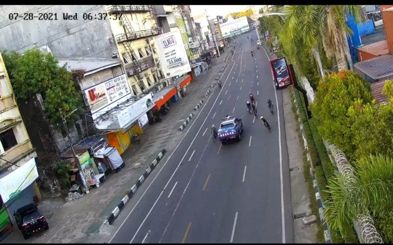  Viral! Mobil Pelat Merah Tabrak Pesepeda di Makassar