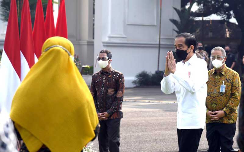  Presiden Joko Widodo Serahkan BPUM Kepada Pelaku Usaha