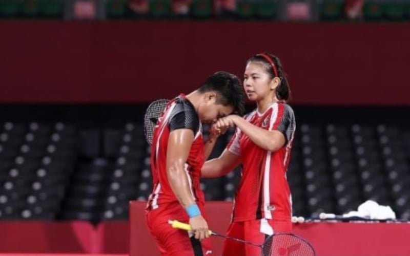  Lolos ke Final Olimpiade, Ini Momen Apriyani Cium Tangan \'Senior\' Gresyia