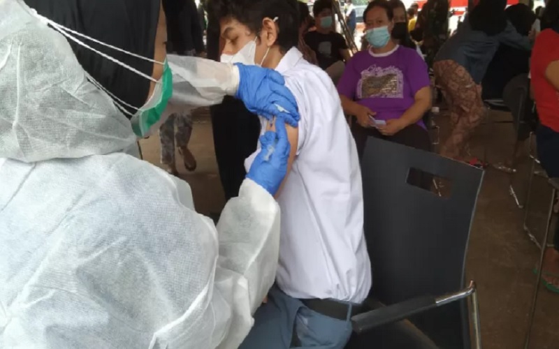 Warga mendapatkan suntikan vaksin yang dilayani menggunakan armada Mobil Vaksin Keliling di Stasiun Manggarai, Jakarta Selatan, Selasa (12/7/2021)./Antara