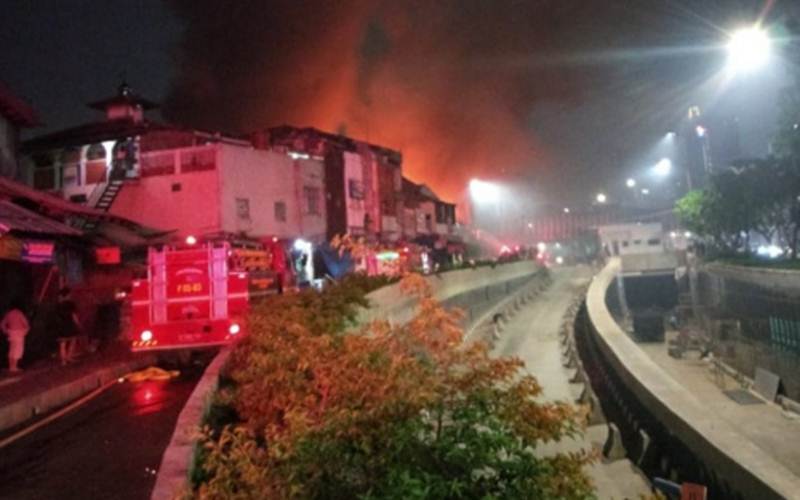  Lapak Pedagang di Kalideres Dilalap Si Jago Merah, 15 Mobil Damkar Dikerahkan