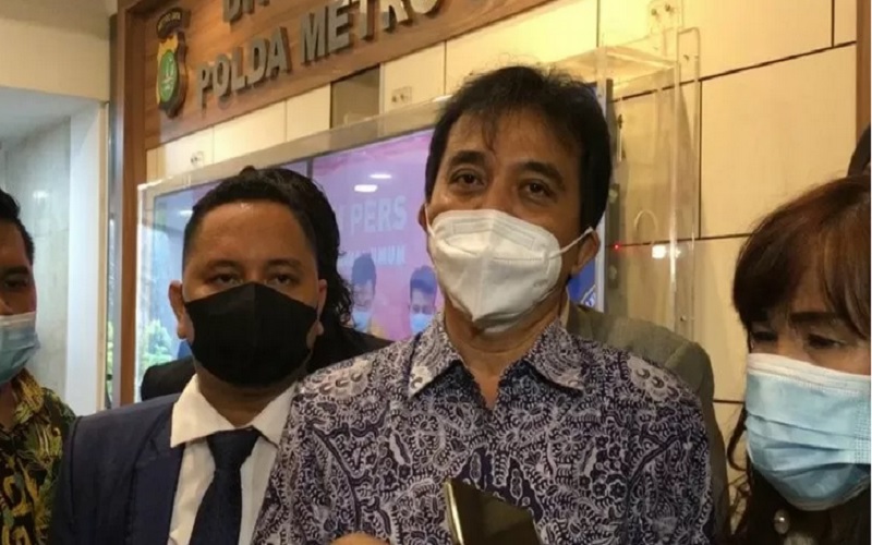 Mantan Menteri Pemuda dan Olahraga Roy Suryo (dua dari kanan) ketika diwawancarai awak media usai diperiksa terkait unggahan artis Lucky Alamsyah soal kasus tabrak lari di Polda Metro Jaya, Rabu (2/6/2021)./Antara
