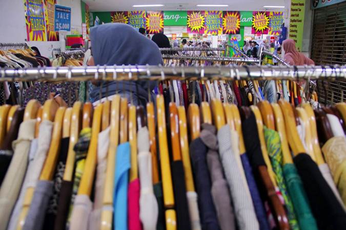 Konsumen memilih barang kebutuhan di salah satu gerai supermarket Giant di Jakarta, Minggu (23/6/2019)./Bisnis-Triawanda Tirta Aditya