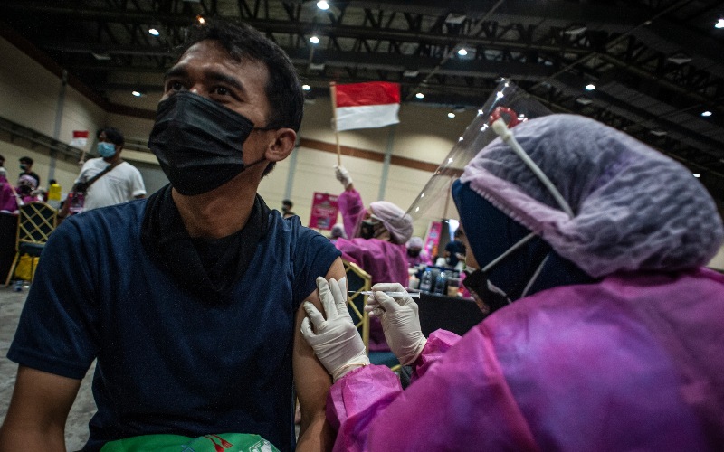 Tenaga kesehatan menyuntikkan vaksin COVD-19 kepada warga di Jakarta Convention Center (JCC), Senayan, Jakarta, Sabtu (31/7/2021)./ANTARA FOTO-Aprillio Akbar
