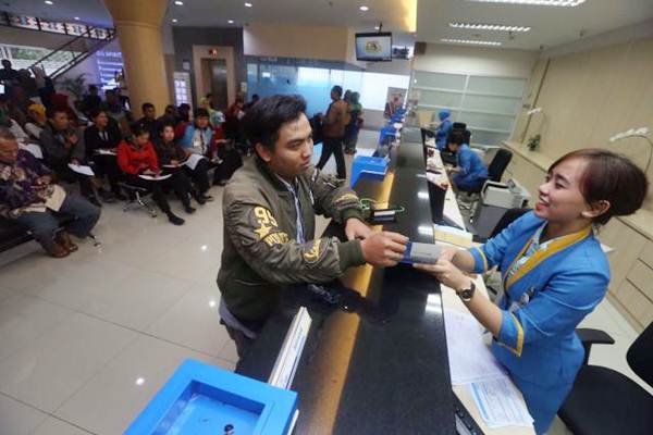 Karyawan melayani nasabah di Kantor Bank BJB Cabang Tamansari, Bandung, Jawa Barat./JIBI-Rachman