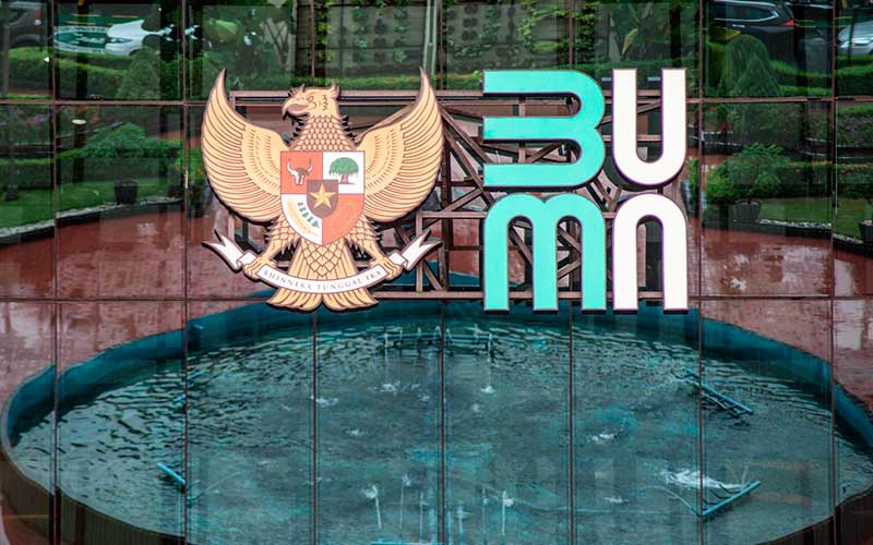 Logo baru Kementerian Badan Usaha Milik Negara (BUMN) terpasang di Gedung Kementerian BUMN, Jakarta, Kamis (2/7/2020). ANTARA FOTO/Aprillio Akbar
