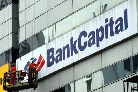 Pekerja tampak beraktivitas di depan kantor dengan logo Bank Capital./Istimewa