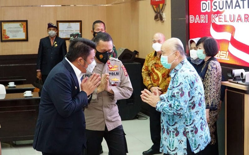 Gubernur Sumsel Herman Deru (kiri) didampingi Kapolda Sumsel Irjen Pol Eko Indra Heri menerima bantuan penanganan Covid-19 secara simbolis dari keluarga Akidi Tio di Mapolda Sumsel, Palembang, Senin (26/7 - 2021) - Dok./Antara