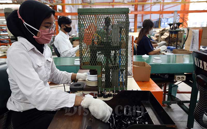 Pekerja menyelesaikan pembuatan perangkat alat elektronik rumah tangga di PT Selaras Citra Nusantara Perkasa (SCNP), Kabupaten Bogor, Jawa Barat, Rabu (19/8/2020). /Bisnis-Abdullah Azzam
