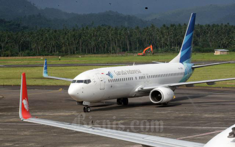 Pesawat milik maskapai penerbangan Garuda Indonesia bersiap melakukan penerbangan di Bandara internasional Sam Ratulangi Manado, Sulawesi Utara akhir pekan lalu (8/1/2017)./Bisnis-Dedi Gunawann