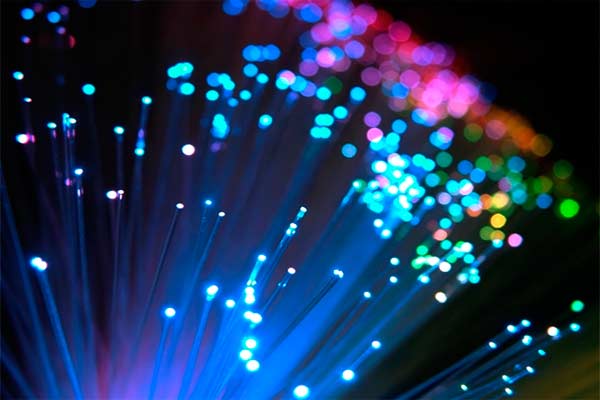  LAYANAN OPERATOR SELULER : Bertarung di Internet Tetapn