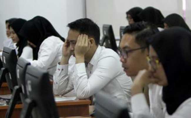 Peserta mengikuti Seleksi Kompetensi Dasar (SKD) berbasis Computer Assisted Test (CAT) untuk Calon Pegawai Negeri Sipil (CPNS) di kantor Badan Kepegawaian Negara (BKN) Pusat, Jakarta, Senin (27/1/2020). JIBI/Bisnis/Arief Hermawan P