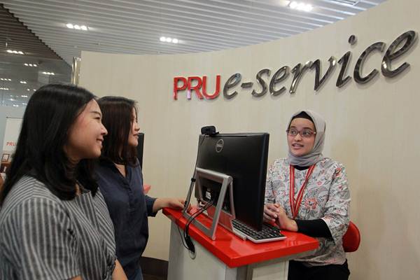 Petugas Customer Care Prudential Indonesia memberikan layanan konsultasi kepada nasabah di Prudential Tower, Jakarta, Kamis (18/10/2018)./JIBI-Dwi Prasetya