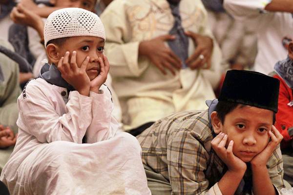Anak-anak menunggu waktu berbuka pada acara buka puasa bersama 1.200 anak yatim di Jakarta. Foto dokumen./Bisnis