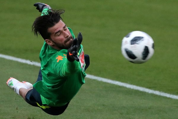  Liverpool Ikat Kiper Alisson Becker Hingga Pertengahan 2027