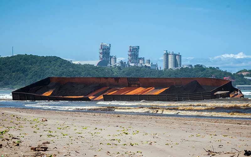  Kapal Tongkang Pengangkut Batubara Terdampar di Pantai Bayah Banten