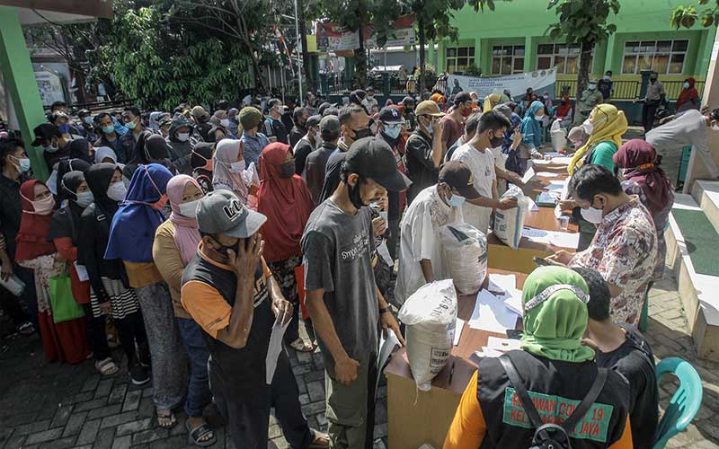  Antrean Panjang Terjadi Saat Penyaluran Bantuan Beras di Bogor