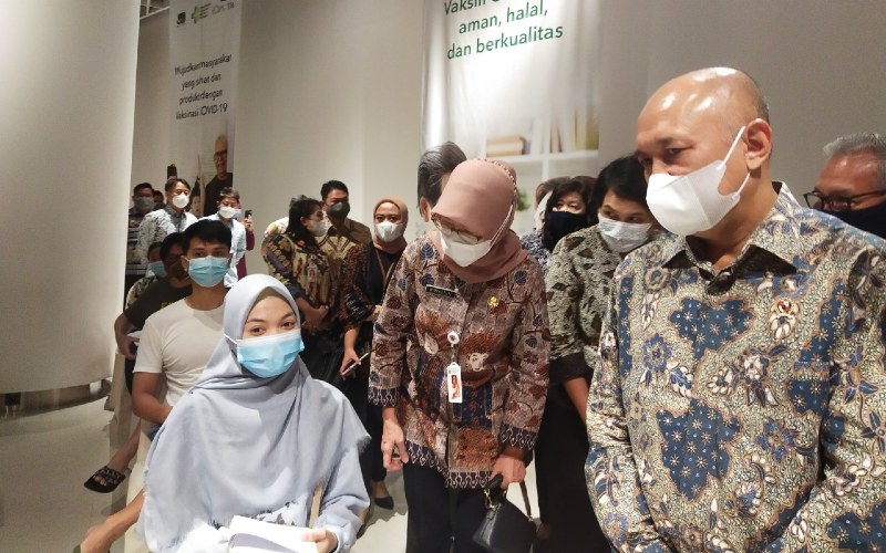 Menteri Koperasi dan UKM RI Teten Masduki melakukan kunjungan ke sentra vaksinasi untuk Pelaku UMKM di Ciputra Artpreneur, Jakarta Selatan, Kamis (01/04). /Bisnis.com-Laurensia Felise