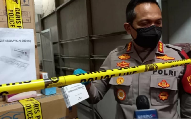 Kepala Kepolisian Resor (Kapolres) Metro Jakarta Barat Komisaris Besar Polisi Ady Wibowo menunjuk ke arah dus obat Covid-19 yang disimpan dalam ruko di kawasan Komplek Pergudangan Kalideres, Jakarta Barat, Senin (12/7/2021)./Antararnrn