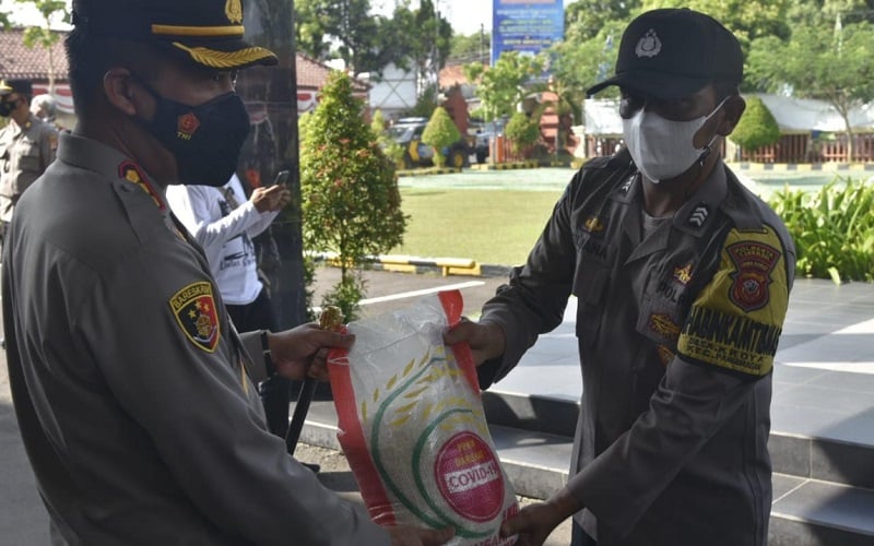  Polresta Cirebon Distribusikan Bansos kepada Warga Terdampak PPKM