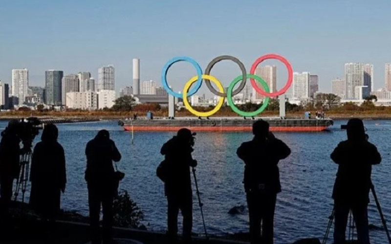 Wartawan mengambil gambar cincin raksasa Olimpiade di Tokyo, Jepang./Antara/Reuters
