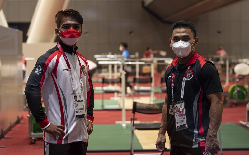 Lifter Indonesia Eko Yuli Irawan (kanan) dan Deni berpose seusai berlatih di Hall Tokyo International Forum, Tokyo, Rabu (21/7/2021). Tim Nasional Angkat Besi Indonesia menerjunkan lima orang atlet dalam Olimpiade Tokyo 2020, pertandingan akan berlangsung pada 24 Juli hingga 4 Agustus 2021./Antara