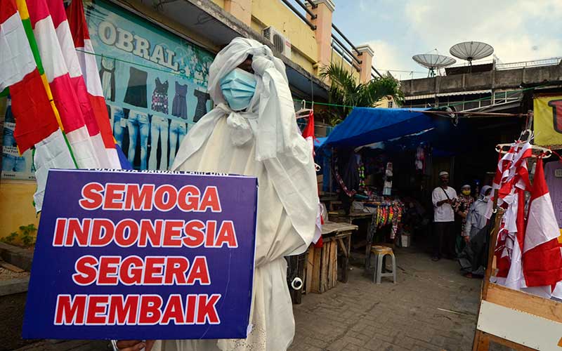  Polisi di Lampung Gunakan Kostum Pocong Saat Sosialisasikan Bahaya Covid-19