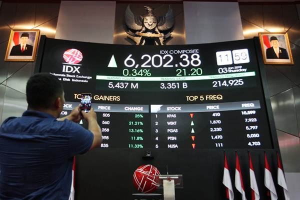 Pengunjung mengabadikan harga saham, di Jakarta, Kamis (3/1/2019)./Bisnis-Dedi Gunawan
