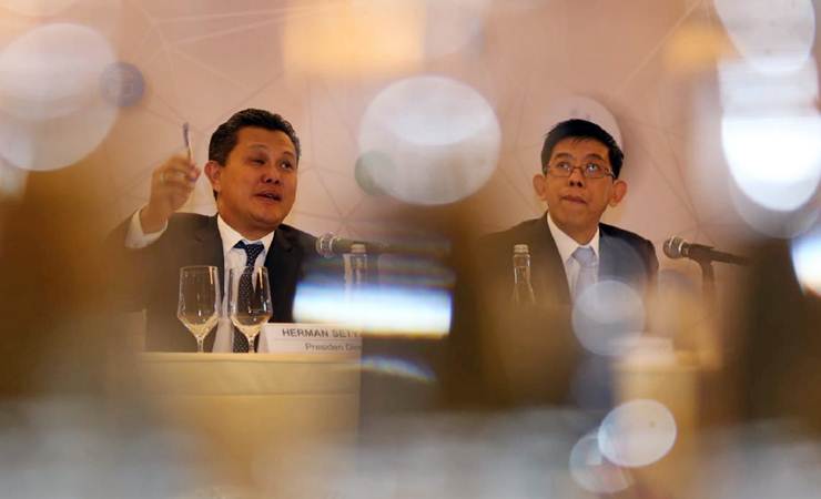 Presiden Direktur PT Tower Bersama Infrastructure Tbk, Herman Setya Budi (kiri) didampingi Direktur Helmy Yusman Santoso memberikan penjelasan, usai RUPST di Jakarta, Selasa (21/5/2019)./Bisnis-Nurul Hidayat 