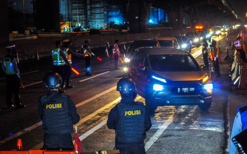 Sejumlah petugas gabungan dari Kepolisian, Satpol PP dan Dinas Perhubungan berjaga di checkpoint penyekatan arus mudik Tol Cikarang Barat, Kabupaten Bekasi, Jawa Barat, Sabtu (23/5/2020). Pada H-1 jelang Lebaran, Direktorat Lalu lintas Poda Metro Jaya melakukan rekayasa lalu lintas menjadi satu jalur untuk mempermudah penyekatan mobil pribadi dan angkutan umum yang membawa pemudik./ANTARA FOTO-Fakhri Hermansyah