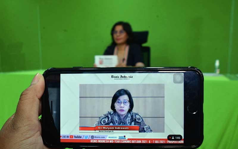 Menteri Keuangan Sri Mulyani Indrawati (dalam layar) memberikan pemaparan dalam webinar  Mid Year Economic Outlook 2021: Prospek Ekonomi Indonesia Pasca Stimulus, Relaksasi dan Vaksinasi di Jakarta, Rabu (7/7/2021). Bisnis/Himawan L Nugraha